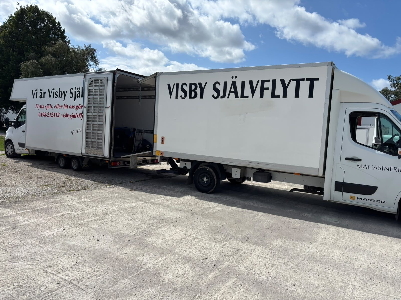 Visby Självflytts flyttbilar redo för uppdrag